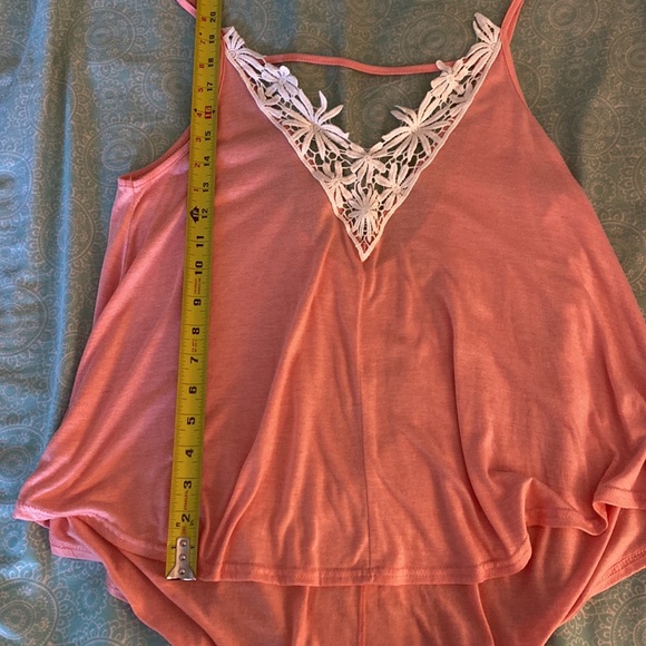V-neck floral trim tank top - Picture 6 of 8